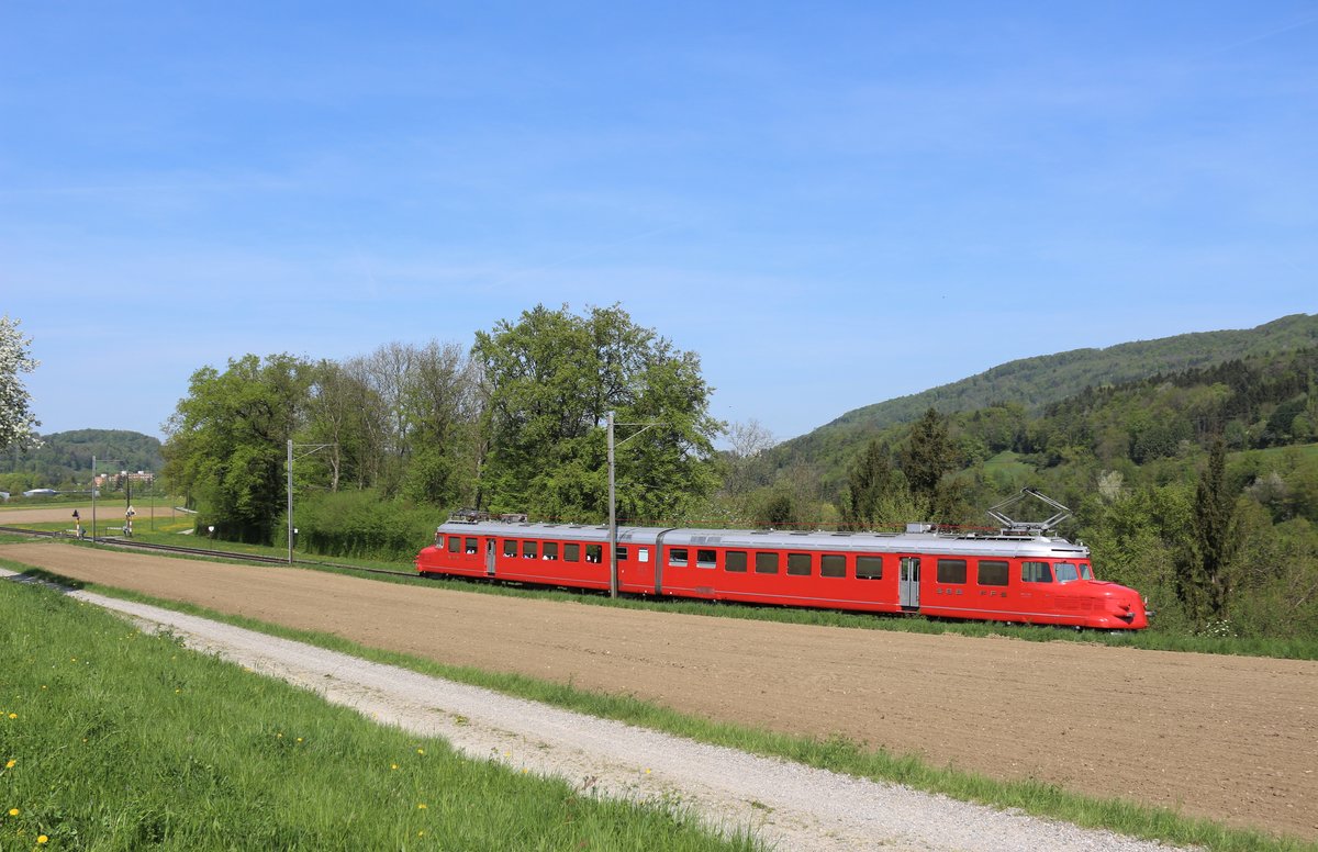 Der Rote Doppelpfeil  Churchill  unterwegs am 22. April 2018 auf der Dättenberglinie zwischen Embrach-Rorbas und Pfungen. 