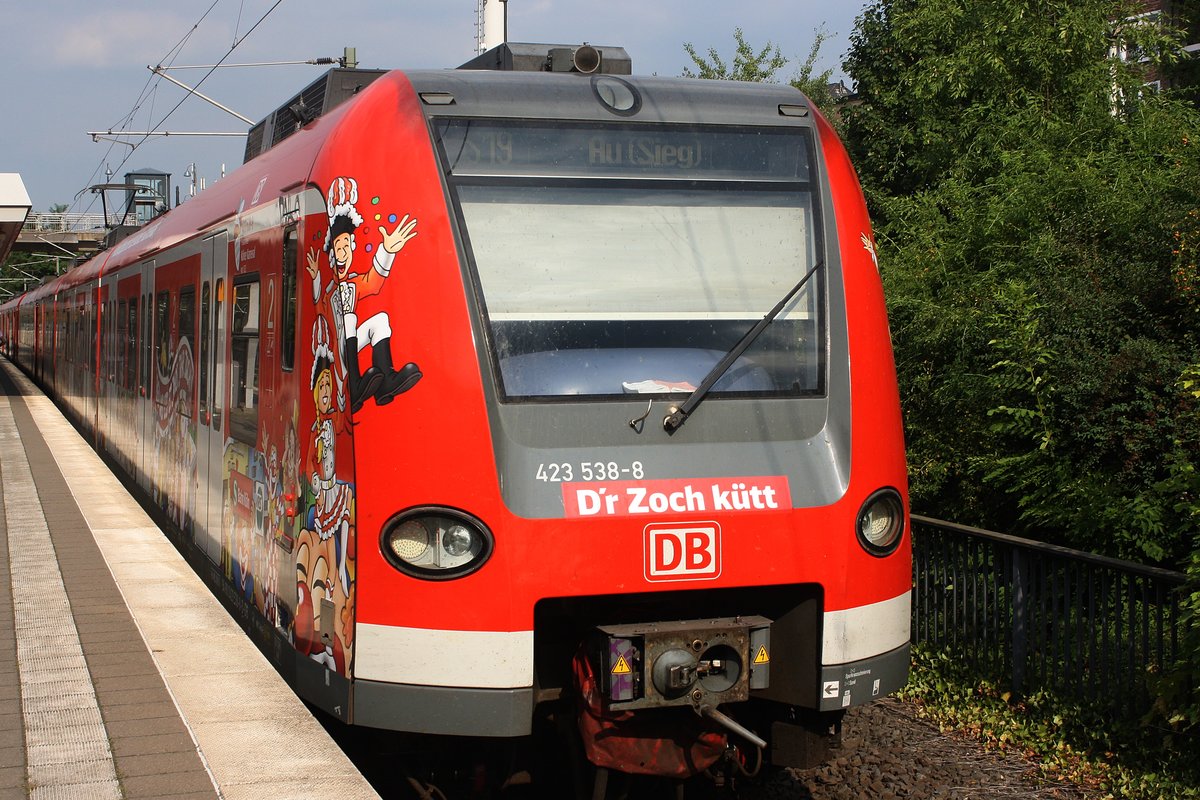 Der S-Bahn Triebwagen 423 538-8 von der S-Bahn Köln mit der S12 (Horrem - Au(Sieg) ) beim halt in Frechen Königsdorf.

Frechen-Königsdorf 
23.07.2018