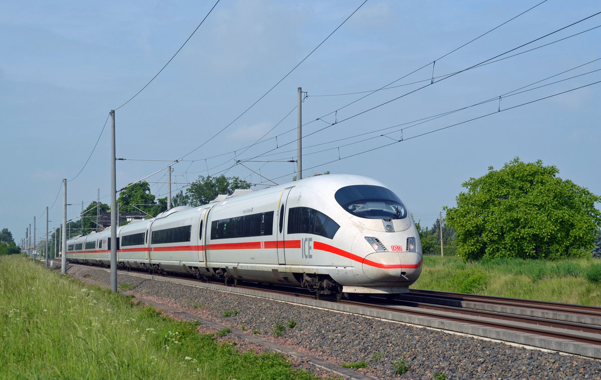 Der samstags verkehrende ICE 804 wird planmäßig mit einem Triebzug der Reihe 403 gefahren. Am 19.05.18 rollt er durch Brehna Richtung Wittenberg.