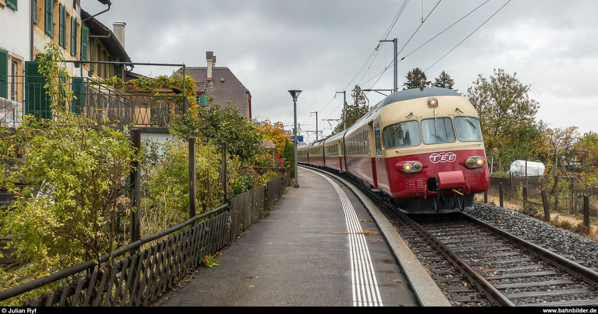 Der SBB Historic RAe TEE II 1053 durchfährt am 27. Oktober 2018 auf Gönnerfahrt von Zürich nach Lausanne den Bahnhof Ligerz am letzten kurzen Einspurabschnitt seiner Reise.