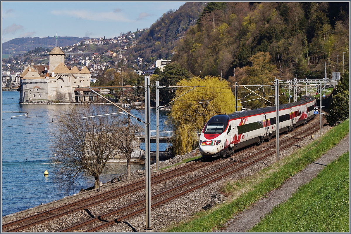 Der SBB RABe 503 022-7  Johann Wolfgang von Goethe  als EC 32 auf der Fahrt von Milano nach Genève beim Château de Chillon.
13. April 2018