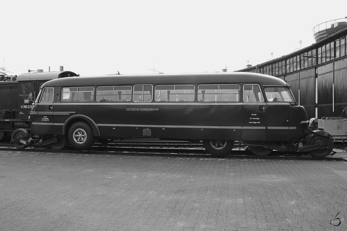 Der Schienen-Straßen-Omnibus BS300 der Firma Nordwestdeutscher Fahrzeugbau Mitte April 2018 im Eisenbahnmuseum Bochum.