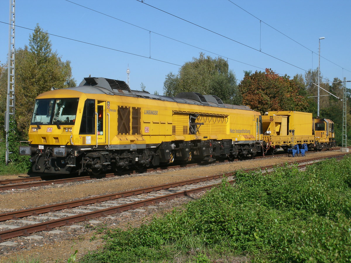 Der Schienenfräszug SF03 W-FFS konnte ich,am 01.Oktober 2011,in Berlin Grunewald fotografieren.