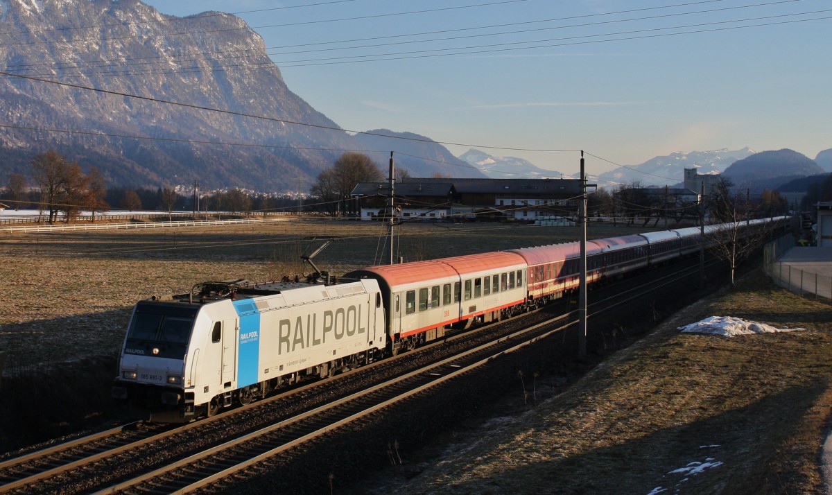 Der Schneeexpress von Hamburg nach Bludenz/Mallnitz Obervellach ist am 7.3.2015 mit 185 691-3 von Railpool im Inntal unterwegs. Hier bei Sonnenaufgang in Kirchbichl.