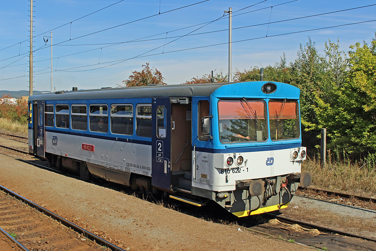 Der schon im aktuellen Farbkleid der ČD gestaltete 810 622 pendelt ausschließlich zwischen Blatná und Nepomuk, wo er am 13.09.2015 auf Umsteiger aus dem etwas verspäteten R 667 wartet. Die intensiven Bauarbeiten auch an dieser Strecke lassen solche  Bahnsteige  wie hier bald der Vergangenheit angehören.  