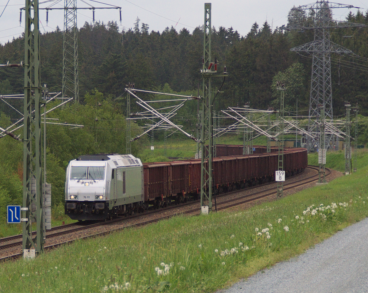 Der Schrottzug, so wird der Zug des Stahlwerks Thüringen in Unterwellenborn genannt. Der Zug verkehrt zwischen dem Bahnhof Könitz bei Unterwellenborn und Cheb (Eger). Die werkseigene 76 111 (belgischen Ursprungs) bringt leere Wagen nach Cheb, dort werden diese mit Schrott beladen und dann geht es wieder zurück zum Stahlwerk. Die Bombardier TRAXX F140 läuft unter: 92 88 0076 111-8 B-SWT - Bahnstrecke 6362 Leipzig - Hof beim Bahnstrom Unterwerk in Hof am 25.05.2016