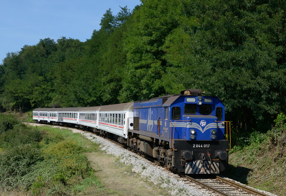 Der Schülerzug  3013 hat die Steilstrecke zwischen Turcin und Krusljevec bereits überwunden und rollt gemächlich nach Novi Marof. Gezogen wurde er von der modernisierten 2044 017 und wurde von mir am 30. August 2015 bei Krusljevec fotografiert. 