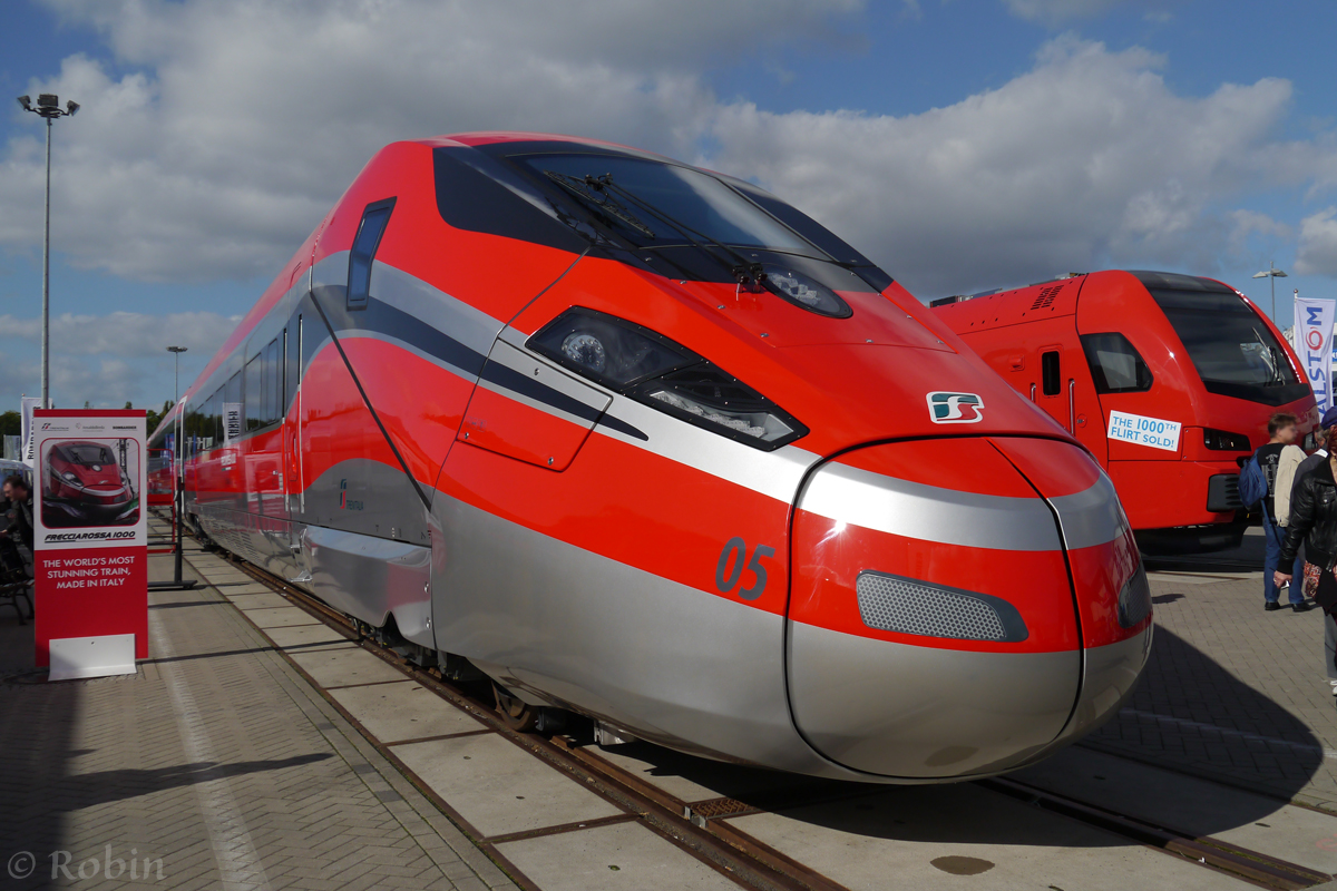 Der sehr aerodynamisch aussehende, italienische Hochgeschwindigkeitszug Frecciarossa 1000 wurde auf der Innotrans 2014 präsentiert. Das Fahrzeug basiert auf dem Zefiro von Bombardier und soll eine Höchstgeschwindigkeit von 360 km/h erreichen.
(27.09.14)