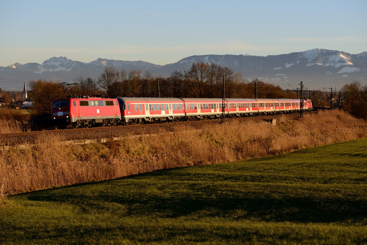 Der sehr klare 16. Dezember 2013 sollte noch in Rann mit Blick auf das Alpen-Panorama ausklingen. Dank Ersatzzug-Konzept konnte man zu diesem Zeitpunkt auch Regionalzüge  Lok voraus  aufnehmen. So z.B. den M 79032, hier von 111 019 geführt.