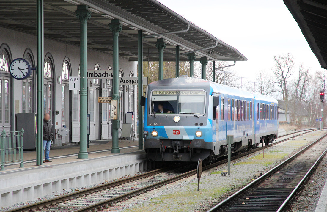 Der sehr schön beklebte 628 423 wurde am 31. März 2018 im Bahnhof Simbach aufgenommen.
