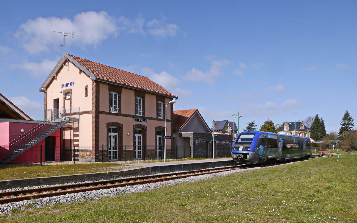 Der SNCF X73534 Dieseltriebwagen ist als TER-Regionalzug unterwegs auf der Stichstrecke zwischen Rolleville und  Le Havre.
Auch wenn die früher weiterführende Strecke zum Provinzbahnknoten Les Ifs schon lange stillgelegt ist  gibt es hier gleichwohl auch einige Besonderheiten: Auf dieser Strecke gelten die ÖPNV-Fahrschein des öffentlichen Nahverkehrs von Le Havre. Solch ein Tarifverbund ist in Frankreich völlig ungewöhnlich. Der hübsche Bahnhof von Rolleville dient heute nicht mehr seinem ursprünglichen Zweck. Revonoviert und erweitert beherbergt er heute einen Kindergarten.
29.03.2016 Rolleville