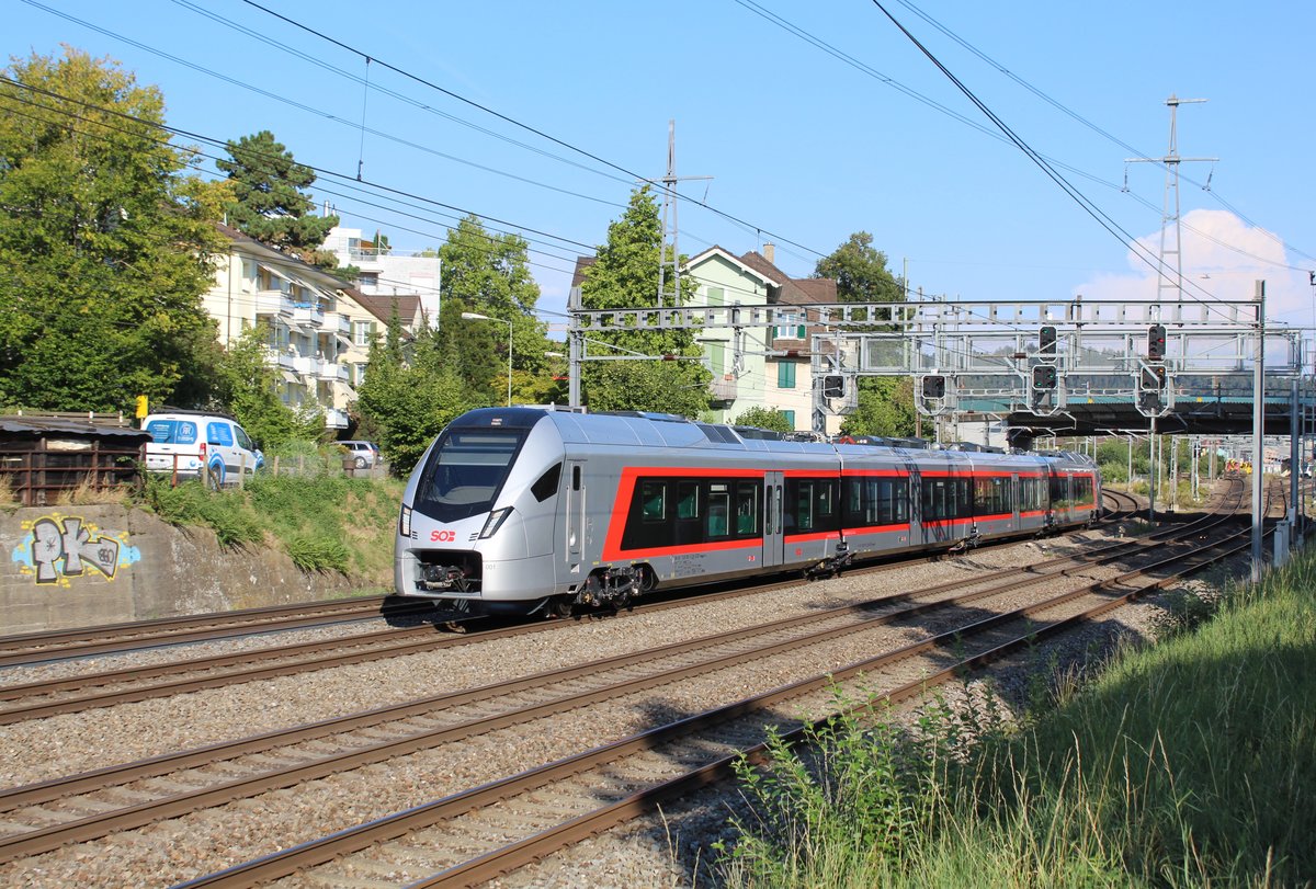 Der SOB RABe 526 001-3 fuhr am 22. August 2018 anlässlich einer Überführung vom Stadler-Werk in Erlen nach Solothurn. 
Der 4-teiliger Flirt 3 ist im Bild unterwegs zwischen Oberwinterthur und Winterthur.

