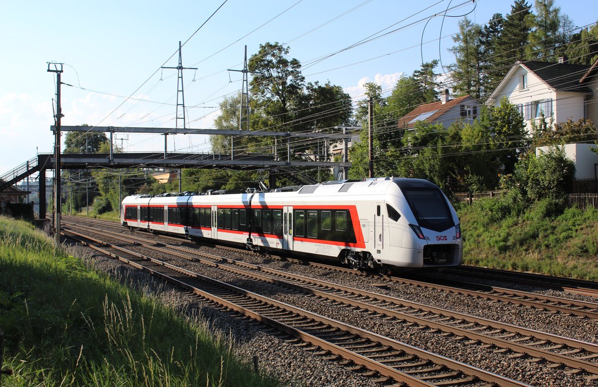 Der SOB RABe 526 001-3 fuhr am 22. August 2018 anlässlich einer Überführung vom Stadler-Werk in Erlen nach Solothurn. 
Der 4-teiliger Flirt 3 ist im Bild unterwegs zwischen Oberwinterthur und Winterthur.