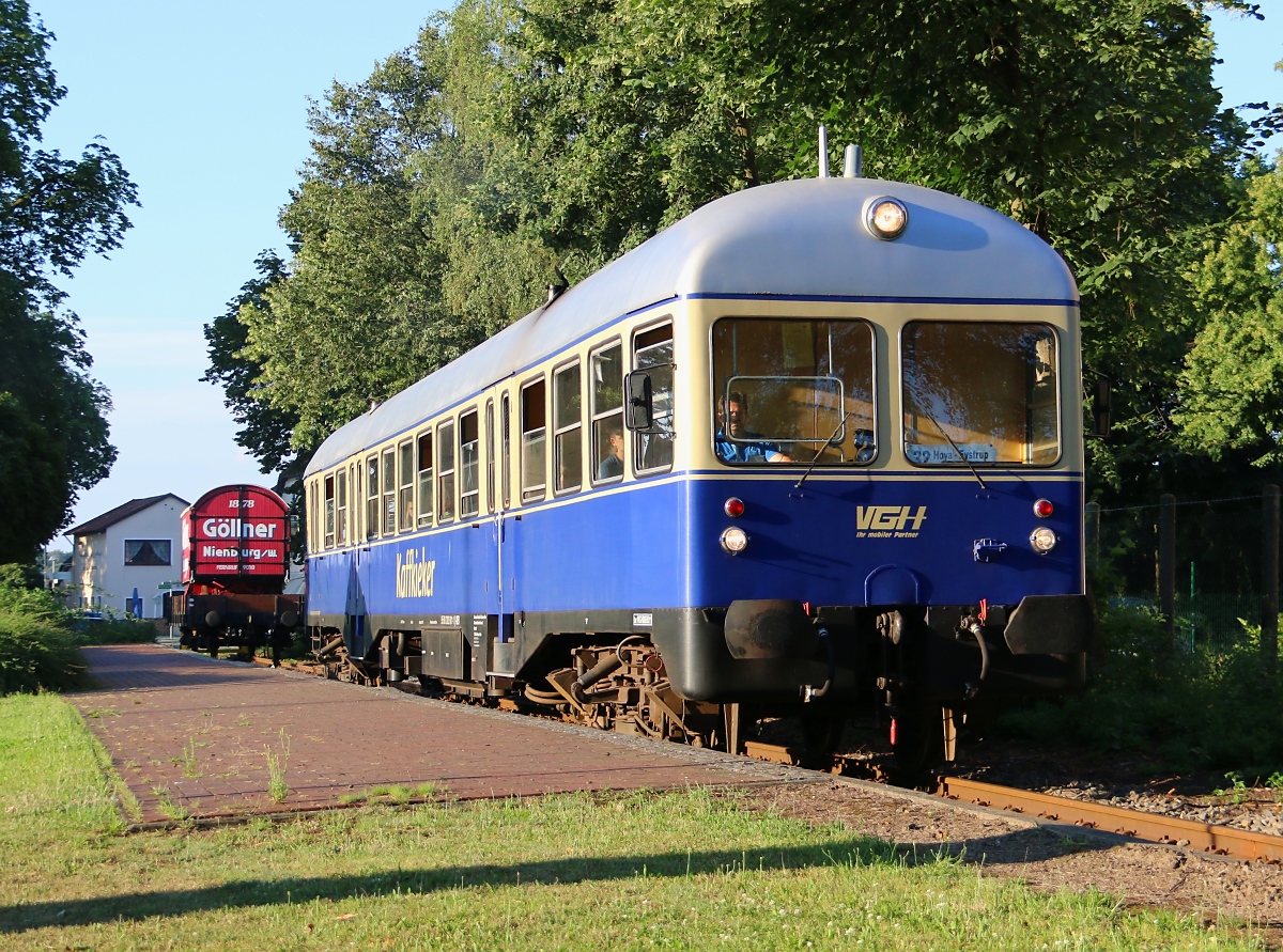 Der sogenannte  Kaffkieker  Triebzug der VGH verlässt am Morgen des 23.07.2014 als Linie 32 (Hoya - Eystrup) den Haltepunkt in Eystrup.