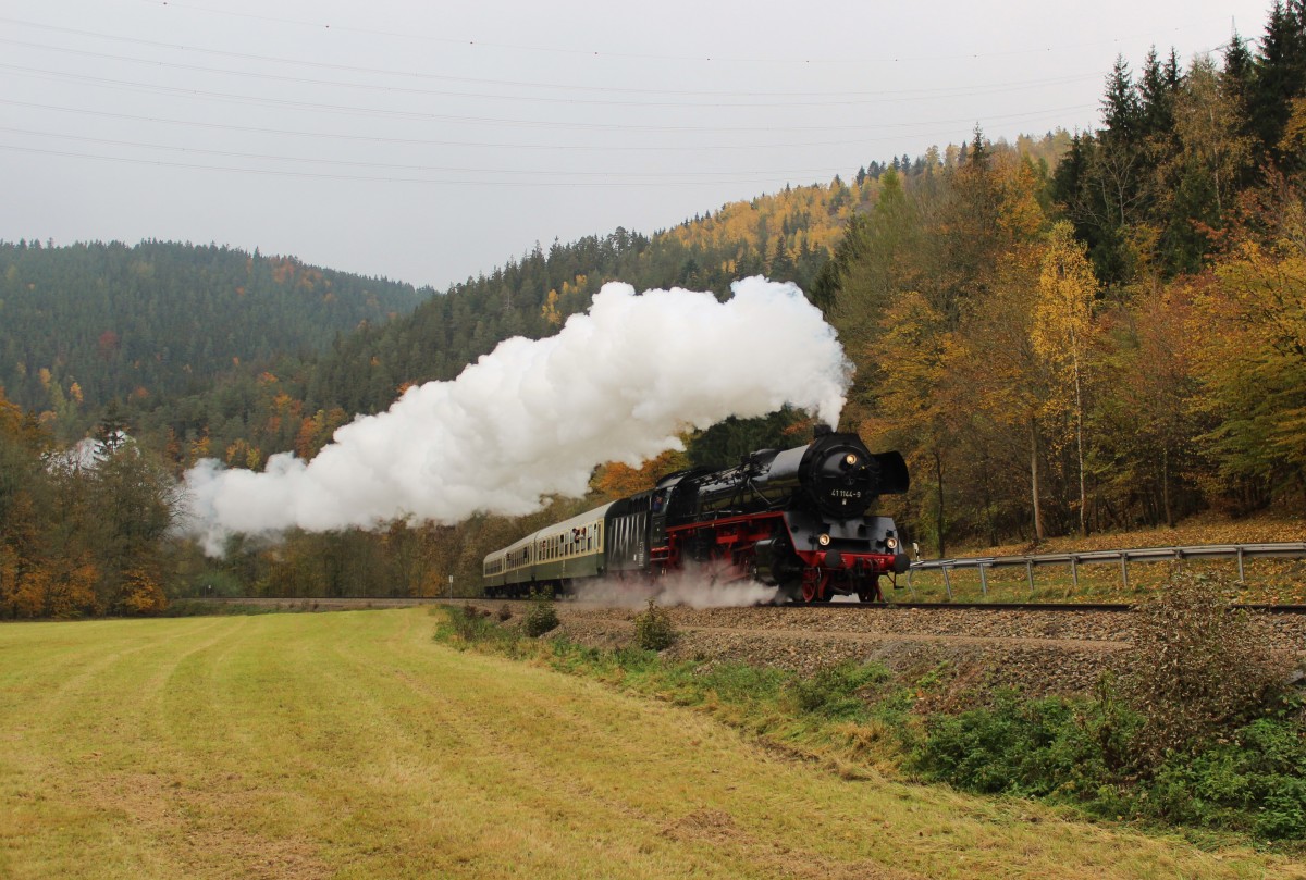 Der Sormitztal-Express am 25.10.15 mit 41 1144-9. Hier zu sehen hinter Leutenberg.