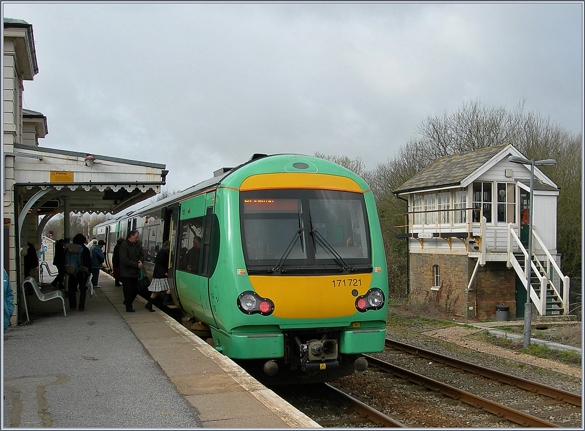 Der Southern Triebzug 171 721 auf der Fahrt von Ashford nach Brigthon beim Halt in Rye.
Doch das Hauptmotiv des Bildes war eigentlich das schmucke Stellwerk rechts im Bild. 
28.03.2006