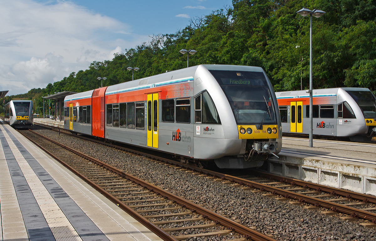 
Der Stadler GTW 2/6 - VT 508 114 der HLB (Hessischen Landesbahn) verlässt am 18.08.2014, als RB 32 nach Friedberg, den Bahnhof Nidda.