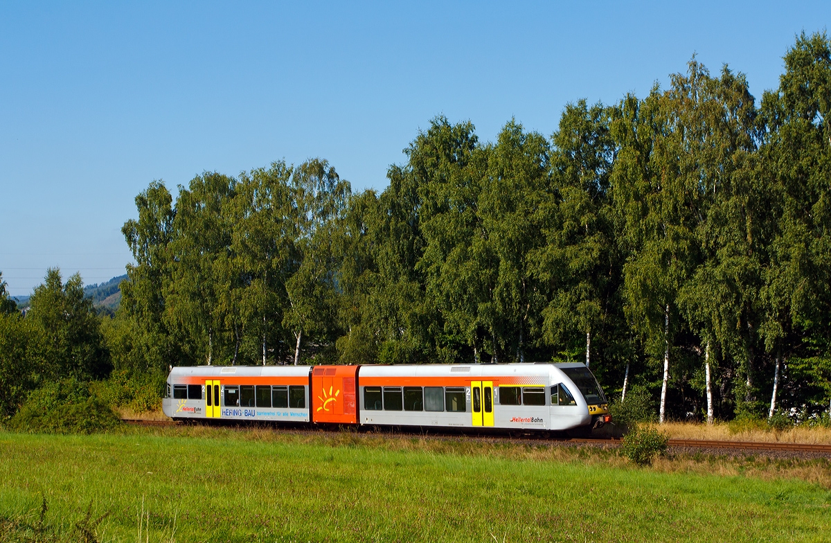 Der Stadler GTW 2/6 VT 118 der Hellertalbahn als RB 96 Betzdorf-Herdorf-Neunkirchen, hier am 04.09.2013 kurz vor dem Hp Altenseelbach.