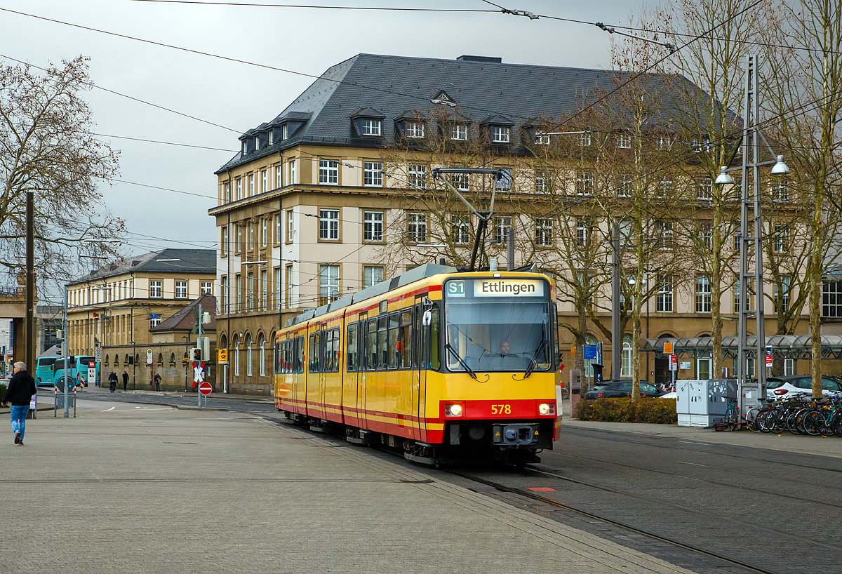 
Der Stadtbahntriebwagen AVG 578, ex AVG 538, ein DUEWAG GT8-80C, erreicht am 16.12.2017, als S1 nach Ettlingen, nun die Station Karlsruhe Hbf (Vorplatz).

Der GT8-80C ist ein Stadtbahnfahrzeug, auf der Basis des Fahrzeugtyps GT6-80C durch Einfügen eines zusätzlichen Mittelteils, bei der DUEWAG für  die Verkehrsbetriebe Karlsruhe und die Albtal-Verkehrs-Gesellschaft hergestellt wurde (15 Stück), die elektrische Ausrüstung wurde von BBC beziehungsweise ABB zugeliefert. Weitere 25 Stück (wie dieser) entstanden durch den Umbau aus GT6-80C. 

Das Konstruktionsprinzip ist wie beim GT6-80C ebenfalls von dem von DUEWAG gebauten Hochflur-Stadtbahn-Fahrzeug Stadtbahnwagen Typ B abgeleitet und entspricht dem des GT6-80C. Der GT8-80C unterscheidet sich dadurch, dass er ein weiteres Mittelteil und ein weiteres Jakobs-Drehgestell besitzt. Er ist dadurch mit 38,41 Metern zehn Meter länger. Die Kapazität steigerte sich im Auslieferungszustand um 24 Sitz- und 33 Stehplätze auf 119 Sitzplätze und 124 Stehplätze. Die zwei Lieferserien unterscheiden sich durch ihre unterschiedlichen Mittelteile. Die 1989 gelieferte dritte Lieferserie erhielt ein Mittelteil mit Dachrandverglasung (Panoramaabteil), Klimaanlage und Teppichboden, jedoch keine zusätzliche Tür. Die vierte Lieferserie (1991) erhielt zugunsten eines schnelleren Fahrgastwechsels ein Mittelteil mit einer Tür. Die Dachrandverglasung und die Klimaanlage entfielen bei dieser Lieferserie. Dies war auch so bei den 20 Umbauten 1993 und 1997, wobei die ersten 5 Umbauten 1990 das Panoramaabteil erhielten.

Im Gegensatz zu den Stadtbahnwagen Typ B ist das Fahrzeug als Einrichtungswagen ausgelegt und besitzt nur auf einer Seite Türen. Ebenfalls ist nur ein voll eingerichteter Führerstand vorhanden, während im Heck nur ein Hilfsführerstand zur Verfügung steht. 

TECHNISCHE DATEN:
Anzahl: 15 + 25 aus GT6-80C umgebaute
Hersteller: 	DUEWAG, BBC 
Baujahre: 	1989, 1991
Achsformel: 	B'2'2'B'
Spurweite: 	1435 mm (Normalspur)
Länge über Kupplung:  38.410 mm
Länge:  37.370 mm
Höhe:  3.405 mm
Breite:  2.650 mm
Drehzapfenabstand:  10.000 mm / 9.770 mm / 10.000 mm
Achsabstand im Drehgestell:  2.100 mm
Leergewicht:  51,0 t 
Höchstgeschwindigkeit: 	80 km/h
Dauerleistung: 	2 × 280 kW
Antrieb: Gleichstrommotor (2x)
Stromsystem: 	750 Volt Gleichspannung
Bremse: 	Motorbremse, Federspeicherbremse, Schienenbremse
Steuerung: Choppersteuerung
Kupplungstyp: 	Scharfenberg
Sitzplätze: 	119
Stehplätze: 124
Fußbodenhöhe: 	1.000 mm
