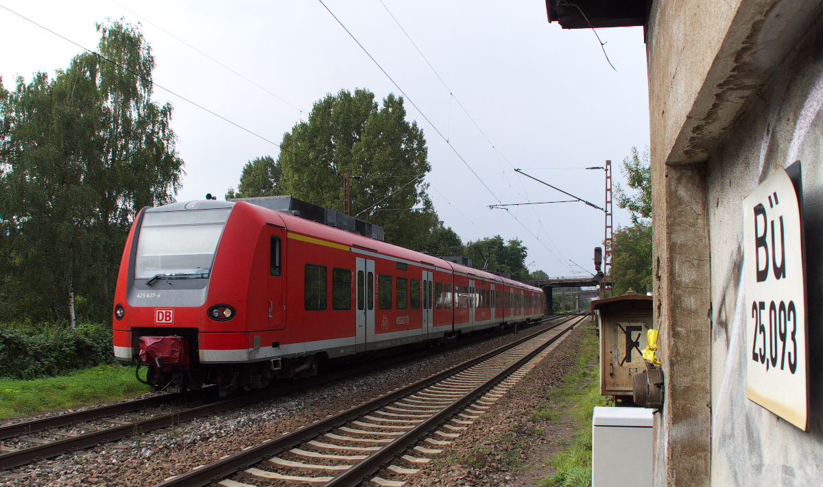 Der Standpunkt an der Anrufschranke in Saarlouis Roden bietet verschiedene Ansichten.
 425 137 ist als RB Trier - Homburg unterwegs und wird in einer Minute in den Hbf. von Saarlouis einfahren. Bahnstrecke 3230 Saarbrücken - Karthaus am 28.09.2013