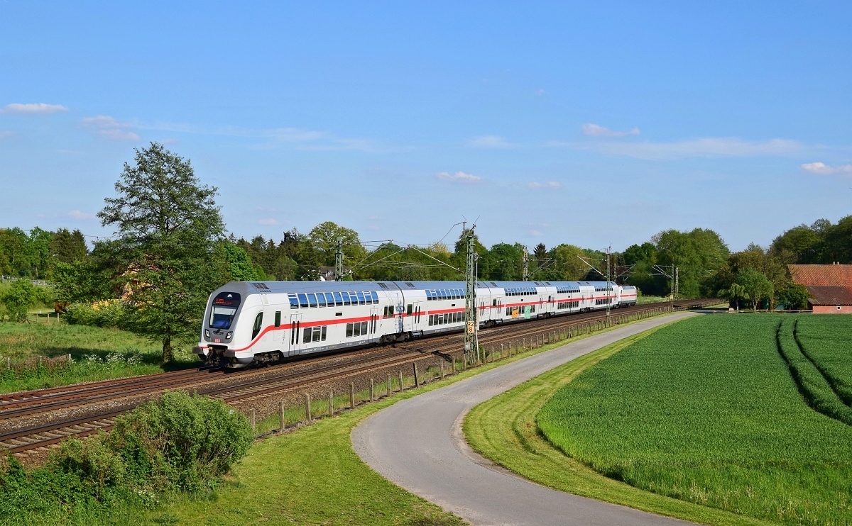 Der von Steuerwagen 86-81 855 angeführte Wagenpark 2855 ist als IC (2) 2036 Leipzig Hbf - Norddeich Mole am 16.10.17 bei Langwedel unterwegs, Schublok DB 146 568.