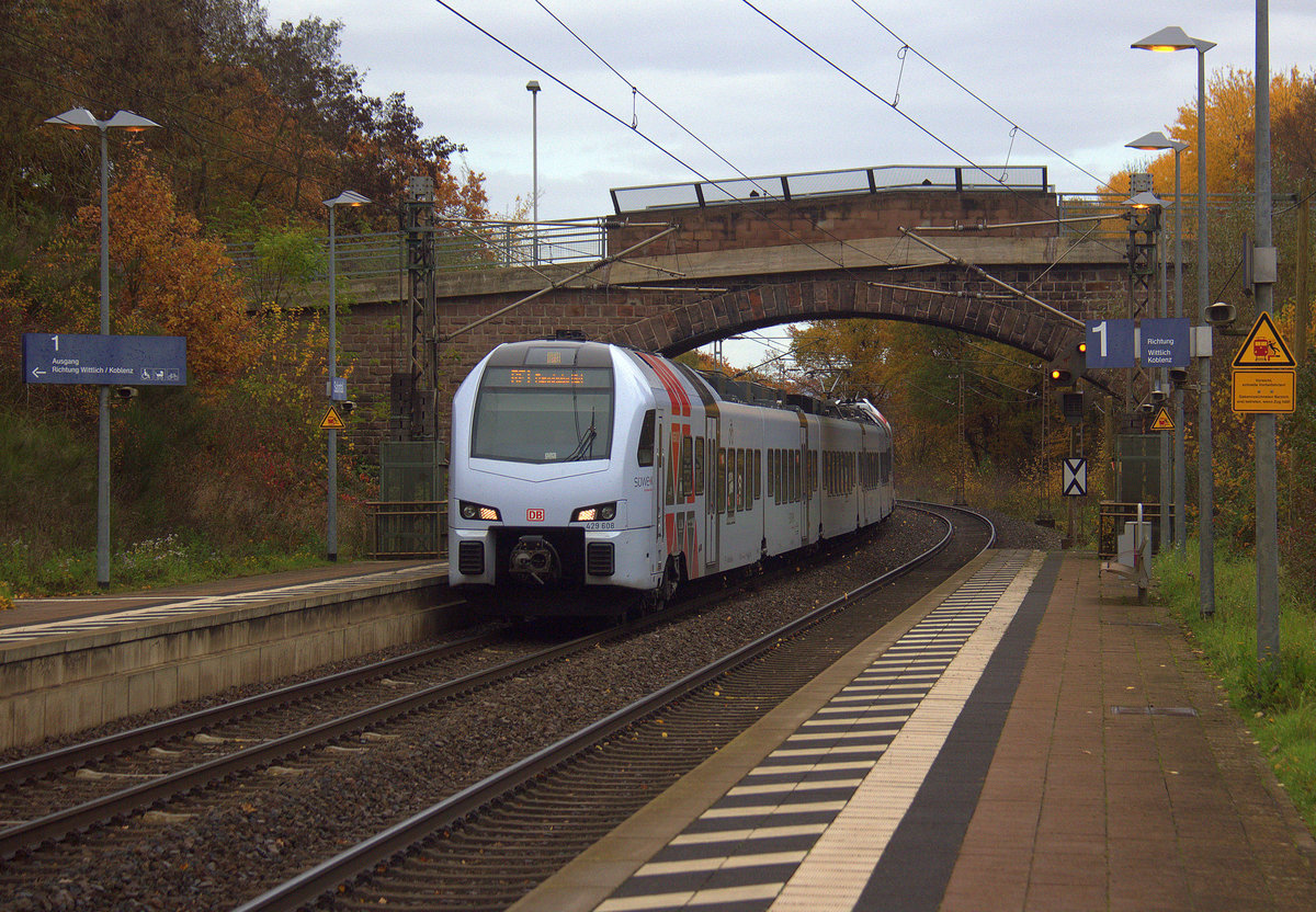 Der Südwest-Express Als RE1 aus Koblenz-Hbf nach Mannheim-Hbf und kommt aus Richtung Koblenz und fährt durch Salmtal in Richtung Trier.
Aufgenommen vom Bahnsteig 1 in Salmtal.
Bei Regenwolken am Nachmittag vom 11.11.2018.