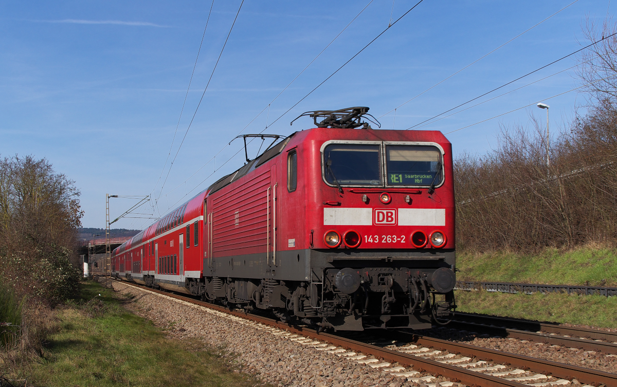 Der SÜWEX hat die letzten Lok bespannten Personenzüge auf der Saarstrecke verdrängt.
Daher kann man nur im Blick zurück den 143er an der Saar gedenken. 143 263 ist mit dem RE Koblenz - Saarbrücken unterwegs und wird in einer Minute den Bahnhof Dillingen Saar erreichen. Bahnstrecke 3230 Saarbrücken - Karthaus am 24.02.2014 