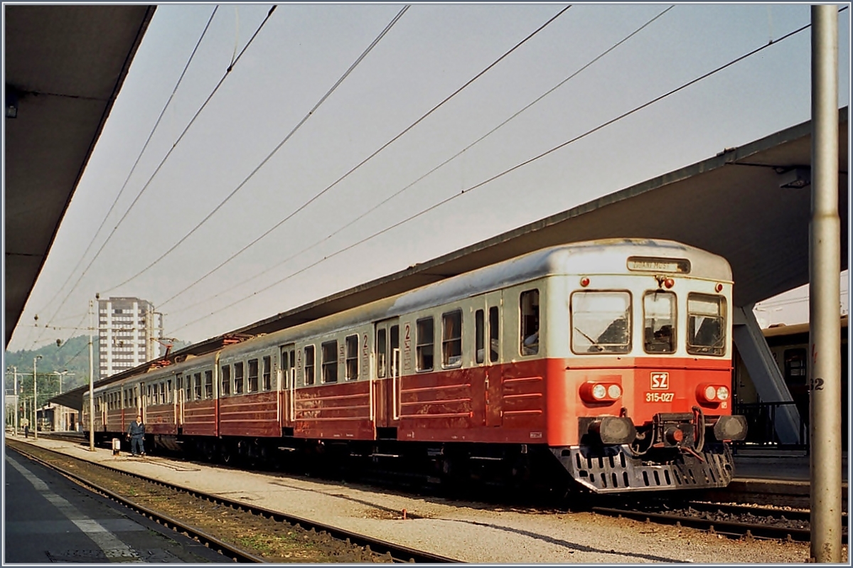 Der SZ Triebwagen 315 027 nach Zidani Most steht in Ljubljana zur Abfahrt bereit.
Analog Foto vom 3. Mai 2001