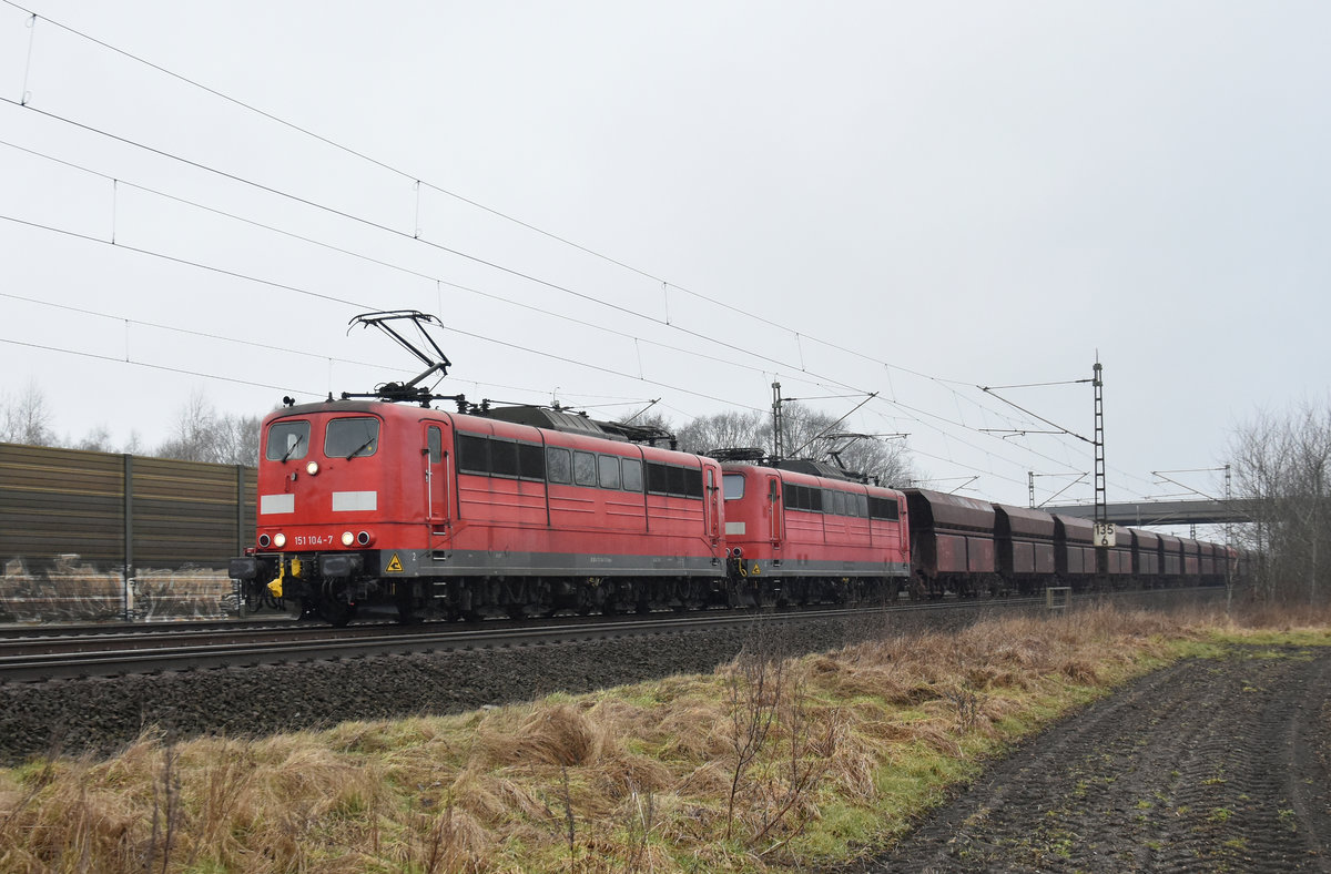 Der tägliche Erzzug mit den zwei 151 (151 104-7, 151 113-8) in Doppeltraktion der Railpool, kommend aus Hamburg. Höhe Bardowick, 13.03.2018