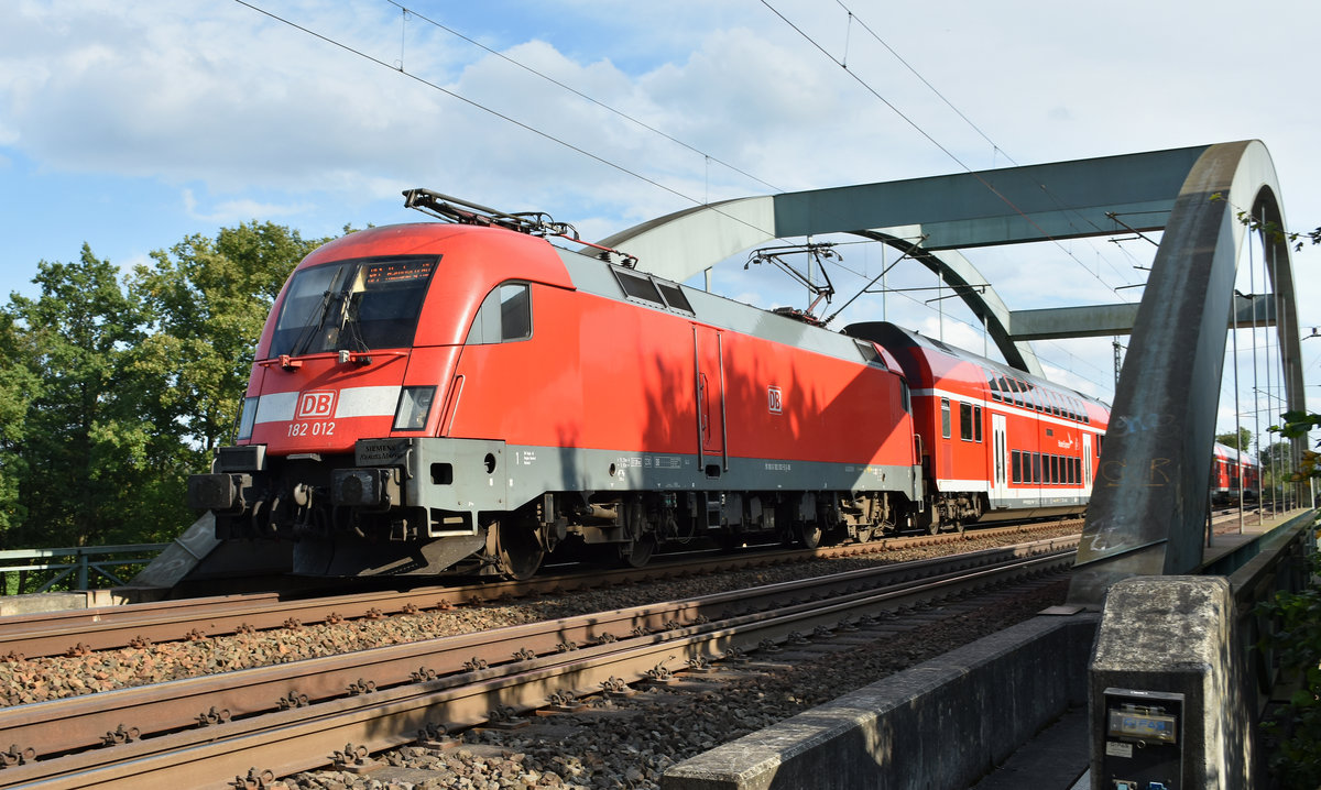 Der tägliche RE1 mit der schicken BR 182 012 kommend aus Schwerin. Höhe Büchen Eisenbahnbrücke, 22.09.2017