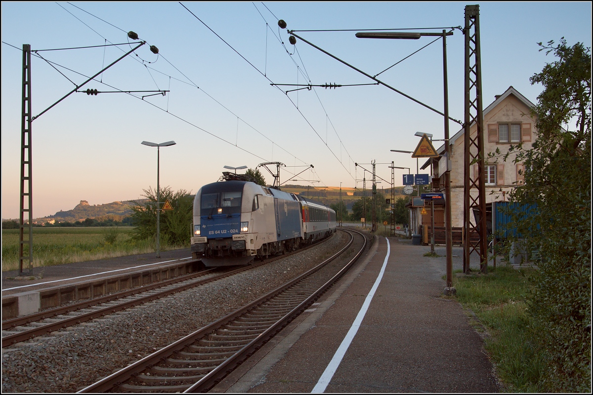 Der Taurus der Wiener Lokalbahnen Cargo hatte den späten Vogel belohnt. 182 524-9 fährt in Welschingen um die Kurve, in der die Steigung zur europäischen Wasserscheide beginnt. August 2014