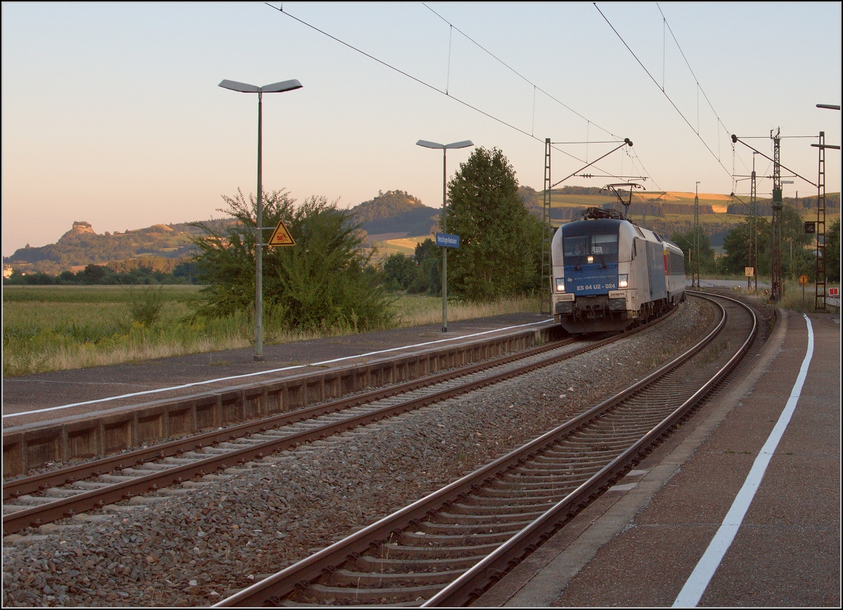 Der Taurus der Wiener Lokalbahnen Cargo hatte den späten Vogel belohnt. 182 524-9 fährt in Welschingen um die Kurve, in der die Steigung zur europäischen Wasserscheide beginnt. August 2014

Hier war die raw-Version doch etwas näher am Original, daher  encore ...