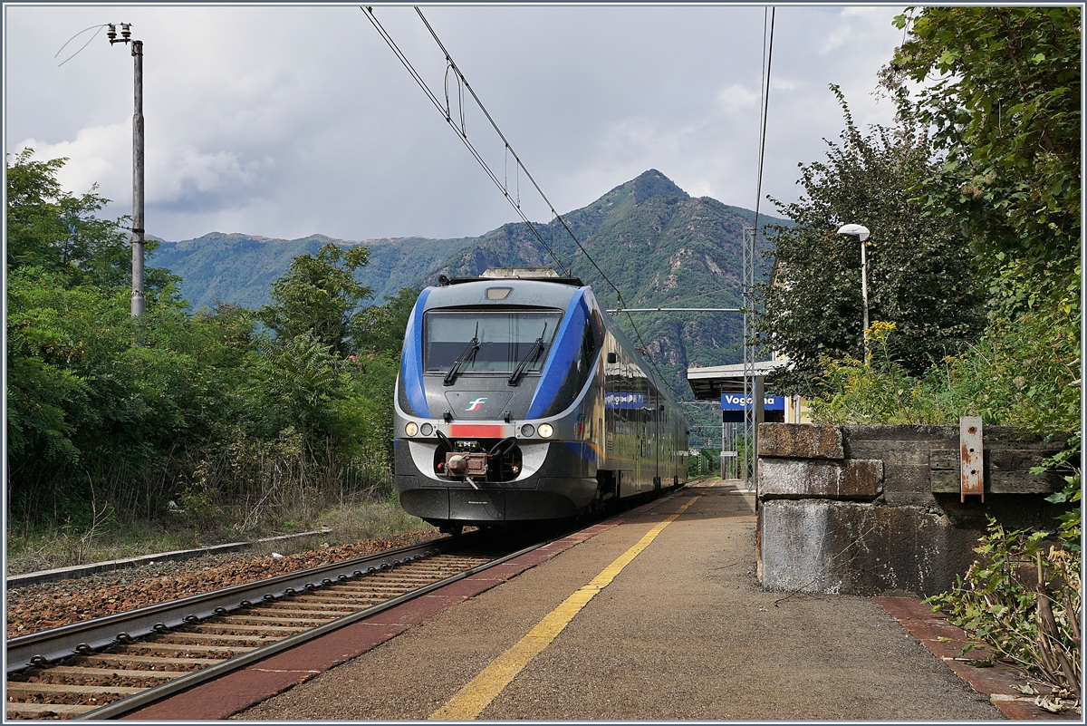 Der teilweise zu erkennende Prellbock rechts im Bild zeigt, dass Vogogna früher wohl ein  richtiger  Bahnhof war. 
Ein Trenitalia Ale 501 ME (Minuetto) verlässt nach einem kurzen Halt Vogogna Richtung Novara. 
18. Sept. 2017