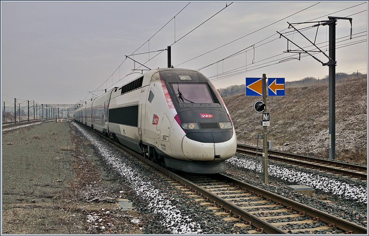 Der TGV 822 mit den Triebköpfen 310244 (führend) und 310243 (schiebend) erreicht Belfort-Montbéliard TGV. Der Euroduplex ist als TGV 9880 von Luxembourg (ab 07:24) nach Montpellier Saint-Roch (an 15:03) unterwegs.

11. Jan. 2019