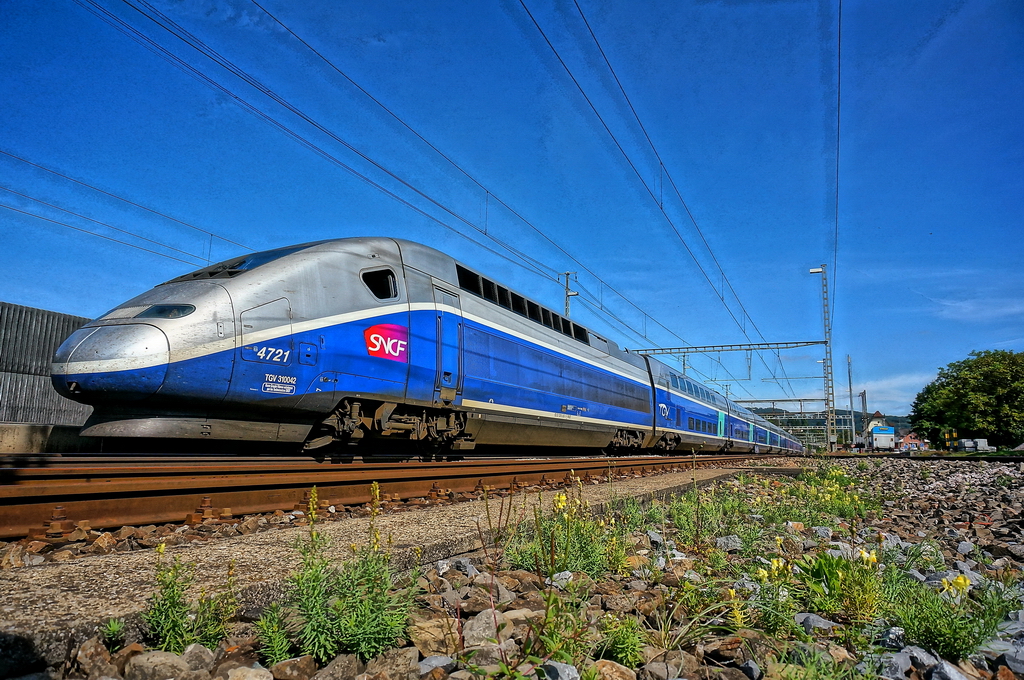 Der TGV Duplex 4721 bei Gelterkinden BL in einer HDR Aufnahme. Dabei hat man nur eine Chance zum Auslsen des Verschlusses, hat gerade noch so geklappt. 21.9.2013 