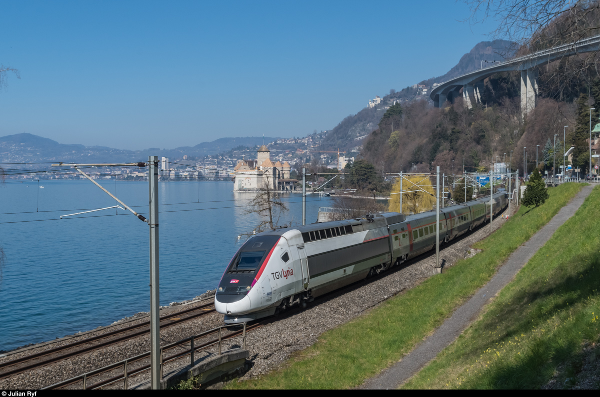 Der TGV Lyria des Neiges verkehrt nur zwischen Oktober und April und verbindet jeden Samstag Paris mit Brig. Hier befindet sich TGV POS 4404 am 19. März 2016 beim Château du Chillon.