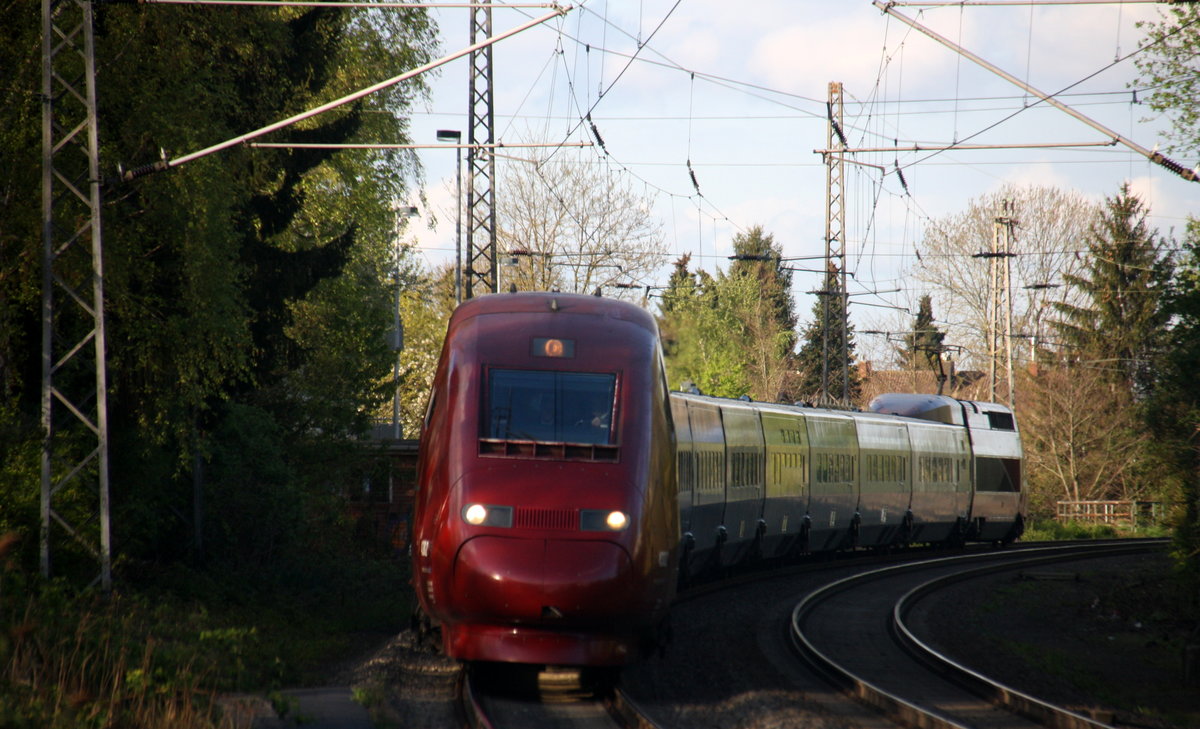 Der Thalys aus Essen-Hbf(D) nach Paris(F) kommt als Umleiter durch Erkelenz in Richtung Aachen. Aufgenommen vom Bahnsteig 1 in Erkelenz. Am 17.4.2017.