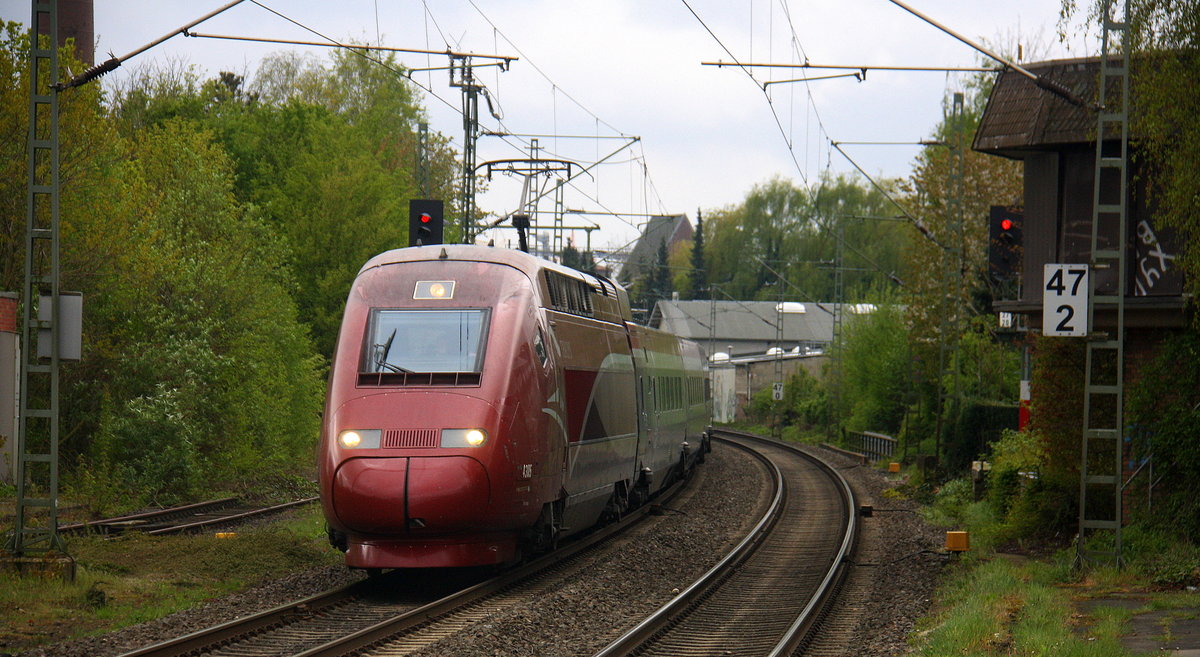 Der Thalys aus Paris(F) nach Essen-Hbf(D) kommt als Umleiter durch Erkelenz in Richtung Mönchengladbach. 
Aufgenommen vom Bahnsteig 1 in Erkelenz. 
Bei Regenwolken am Vormittag vom 17.4.2017.