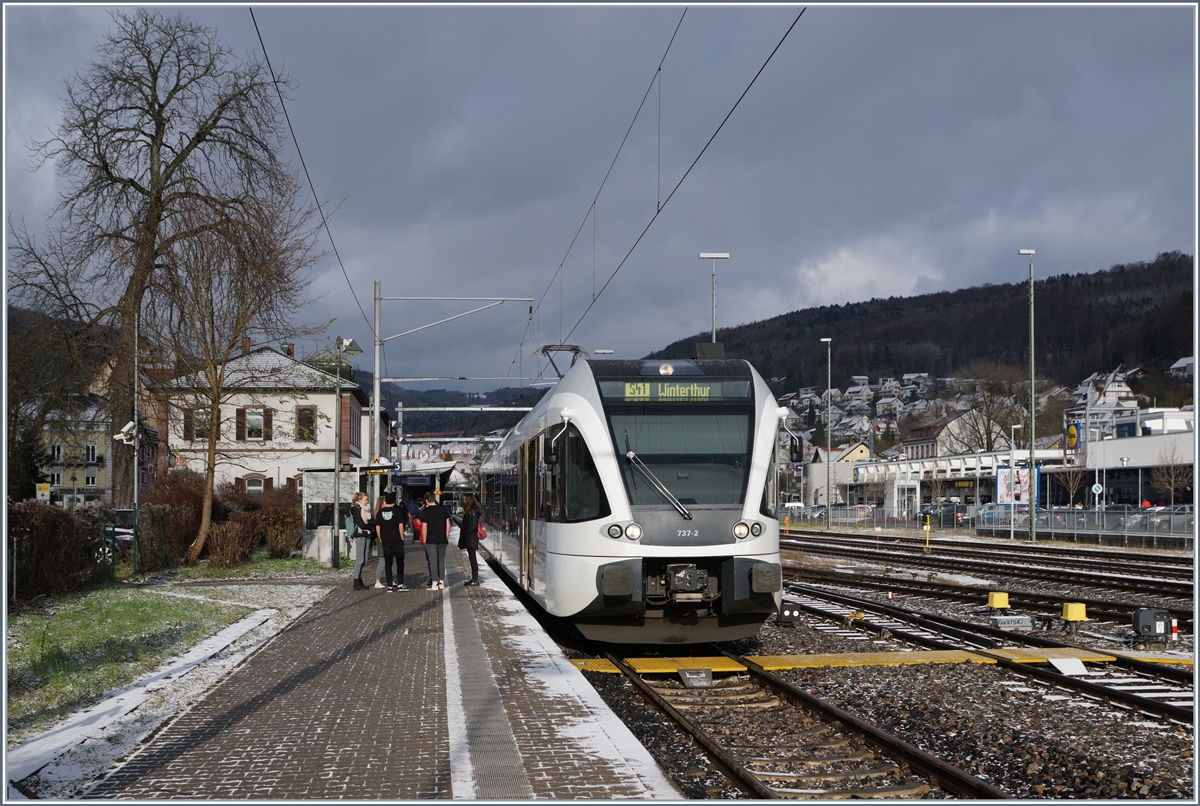 Der Thurbo GTW RABe 527 737-2 wartet in Waldshut auf die Rückfahrt nach Winterhur. 
Die Strecke Richtung Koblenz wurde am 18. Aug. 1859 eröffnet und war die erste internationale Verbingung zwischen der Schweiz und Deutschland und die Strecke wurde 1999 elektrifiziert.
9. Dez 2017