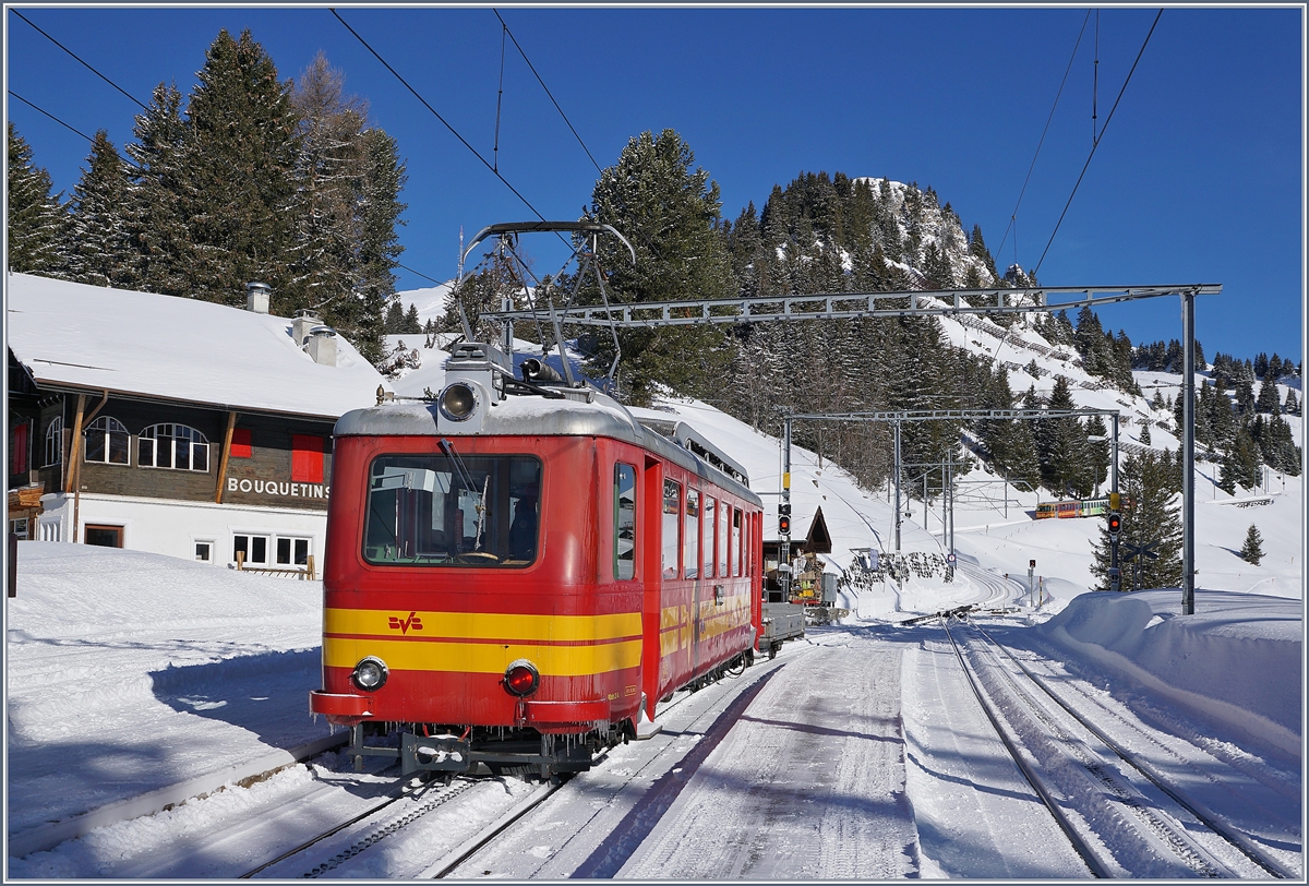Der TPC BVB BDeh 2/4 25 bringt Skifahrer, einen Vorstellwagen und ein paar Eiszapfen auf den Col-de-Bretaye; hier wartet der Zug in Bouquetins auf den Gegenzug.

12. März 2019
