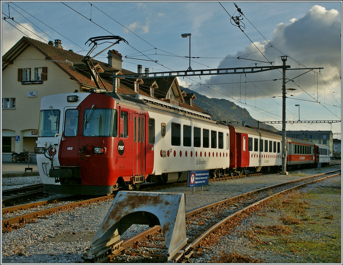 Der TPF Be 4/4 1522 hat mit dre Steuerwangen einen ungewhnlch langen Zug von Bulle nach Chtel St-Deins gebracht.
30. Okt. 2013