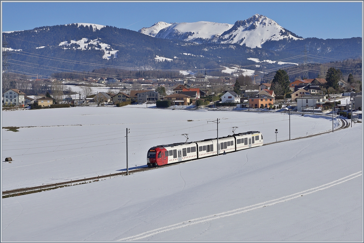 Der TPF Regionalzug S50 14824 von Palézieux nach Montbovon kurz vor Bossonnens; im Hintergrund die Freiburger Alpen.
Der Zug besteht aus dem führenden ABe 2/4 102  Sud Express , einem Zwischenwagen und dem schiebenden Be 2/4 102 ebenfalls mit dem Namen  Sud Express .

16. Feb. 2018 