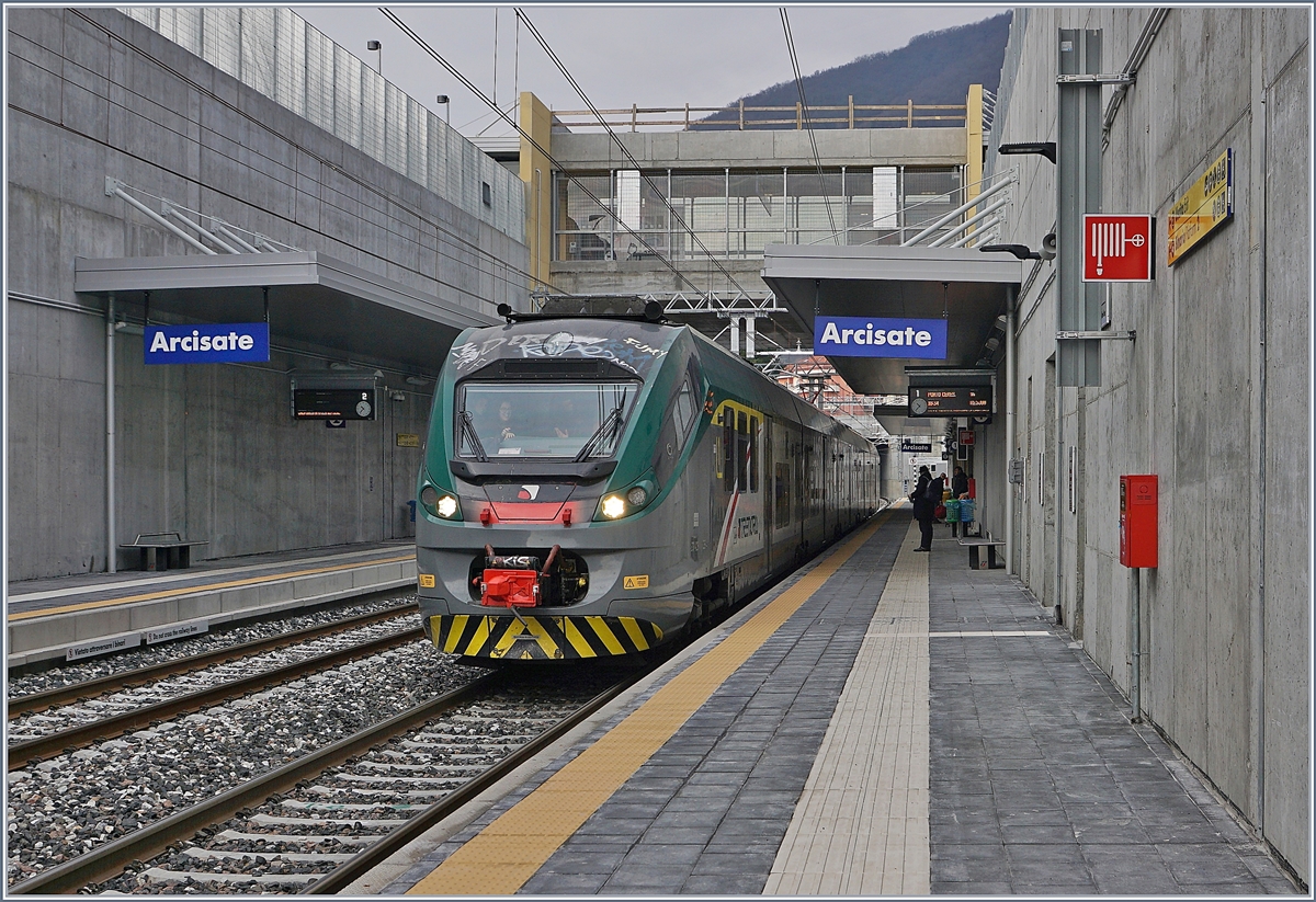 Der Trenord ETR 425 035 Hält in Arcisate. Die modernen Triebzüge werden im Stundentakt auf der Strecke Milano Porta Garibaldi Porte Ceresio als Regio Express eingesetzt und bieten eine günstige Verbindung zwischen der Simplonlinie (Umsteigebahnhof Gallarate) und Arciate zur neuen Strecke nach Stabio.
16. Jan. 2018
