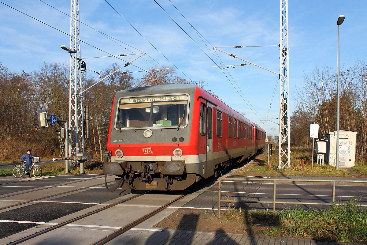 Der Triebwagen 628 613 verlässt gerade den Hp Sachsenhausen (Nordbahn) Richtung Temlin Stadt.
Die Aufnahme wurde vom Bahnsteig am 03.12.2015 gemacht.
