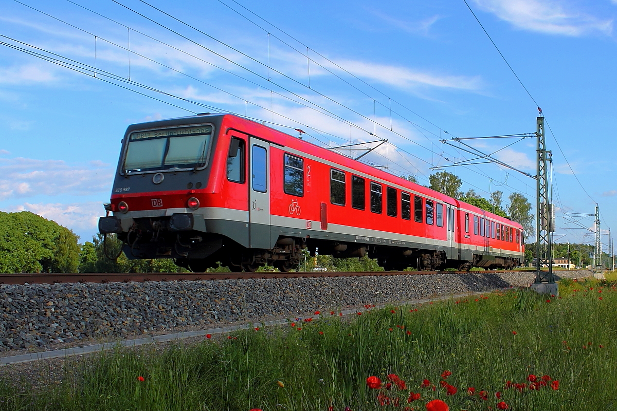 Der Triebwagen 628-928 857 auf der RB 12 von Templin Stadt nach Berlin-Lichtenberg bei der Fahrt am 30.05.2014 durch Nassenheide.
