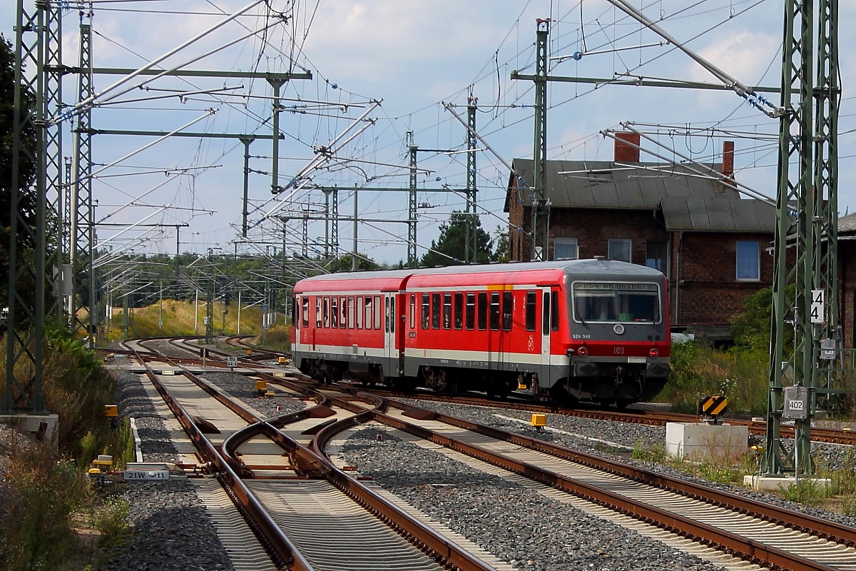 Der Triebwagen 628_928 588 als RB 54 von Berlin Gesundbrunnen nach Rheinsberg (Mark).
Am 12.08.2014 hat er gerade den Bahnhof LÖwenberg verlassen und biegt gleich nach links von der Nordbahn ab.