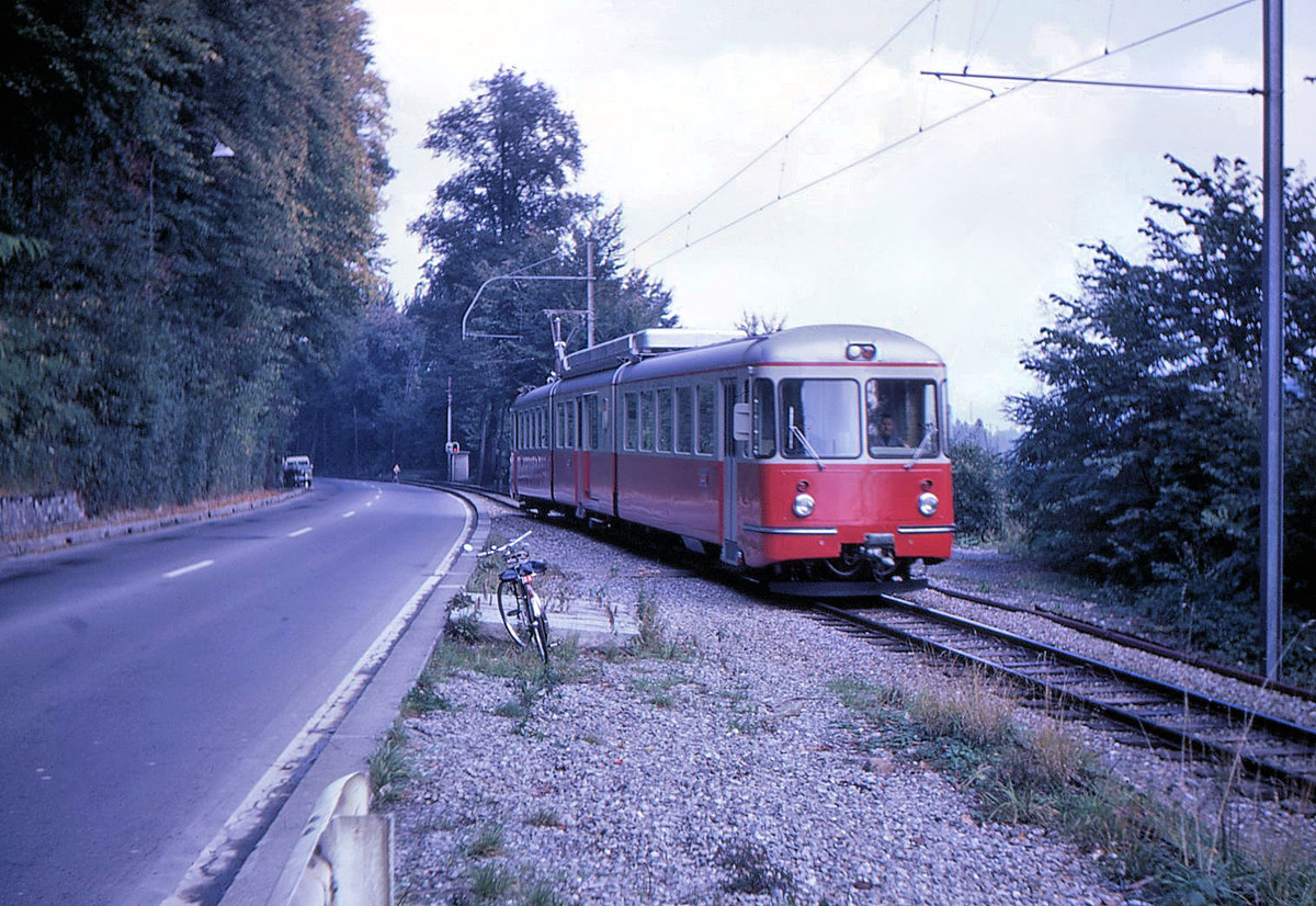 Der Triebwagen BDe 8/8 3 der Bremgarten-Dietikon Bahn fährt von der alten Station Felsenau her in den Bahnhof Bern ein. Heute ist hier die Strecke gänzlich unterirdisch. Blick Richtung Felsenau, 1.Oktober 1969 