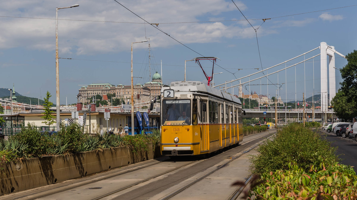 Der Triebwagen fährt dem Verlauf der Donau folgend zwischen  Belgrád rkp  und  Pesti alsó  vom Autoverkehr getrennt.

29.Juni.2017