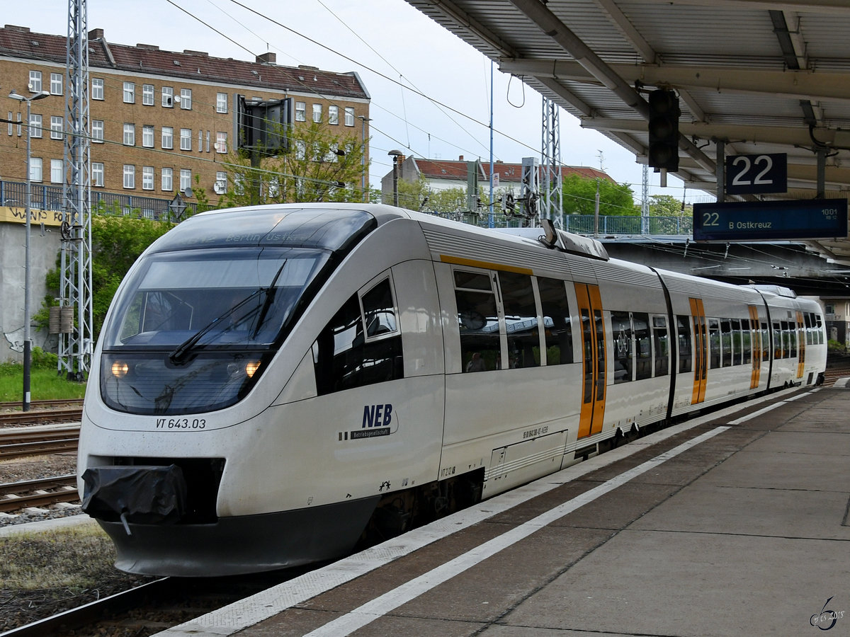 Der Triebwagen VT643.03 der Niederbarnimer Eisenbahn fährt Ende April 2018 in den Bahnhof Berlin-Lichtenberg ein.