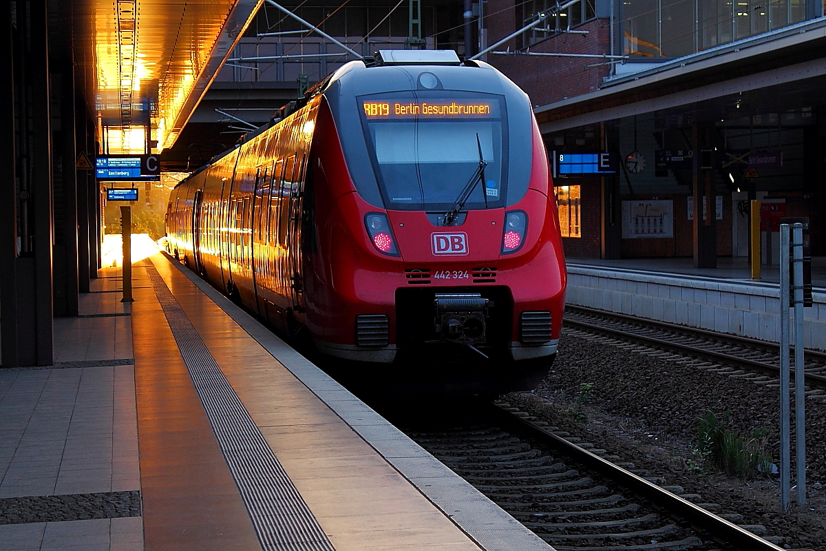 Der Triebzug 442 324 hat am 21.09.2014 als RB 19 Berlin Gesundbrunnen erreicht und fährt in Küze zurück nach Senftenberg.